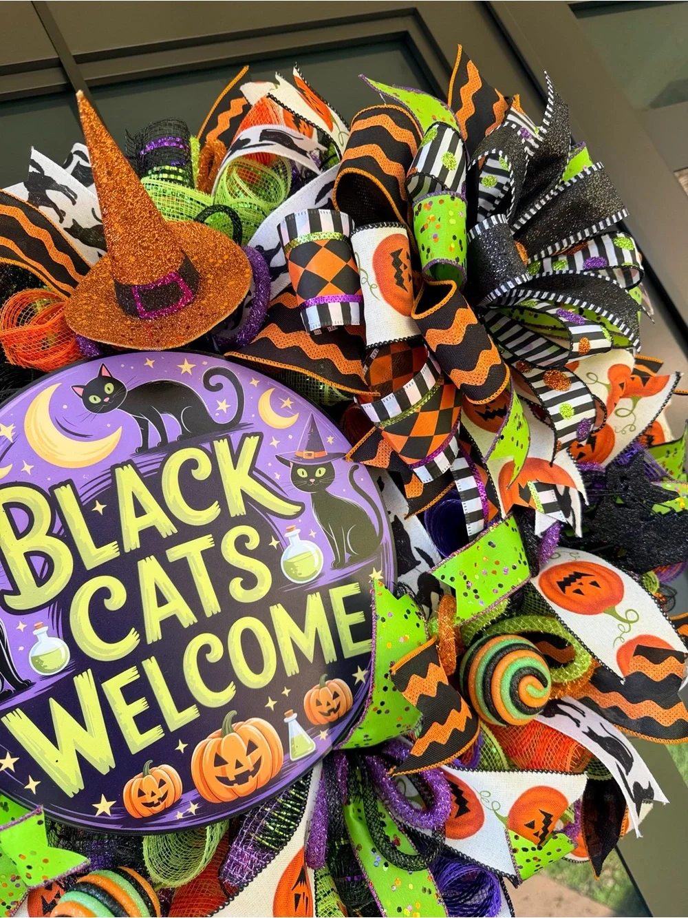 Black Cats Welcome Halloween Wreath – Whimsical Witch Hat 🐈‍⬛